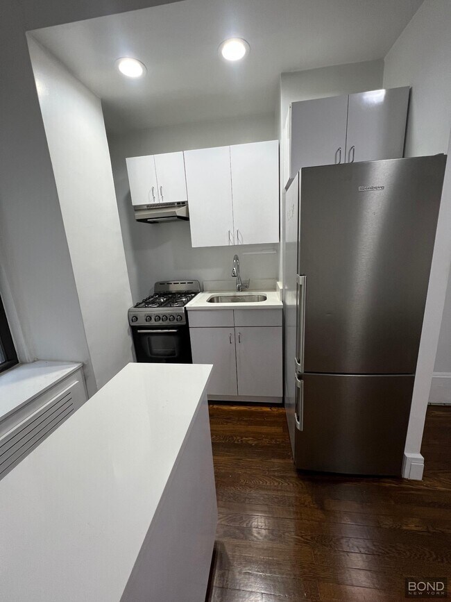 Building Photo - 140 E 46th St