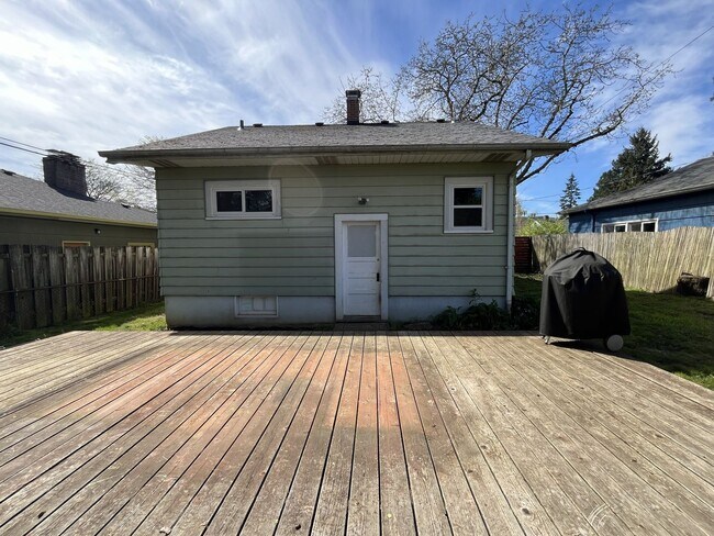 Building Photo - Charming St. Johns Bungalow with Fireplace, Bonus Space & Large Backyard