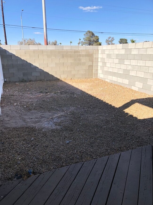 Building Photo - 4 BEDROOM / 2 BATH SINGLE FAMILY HOME W/ CASITA