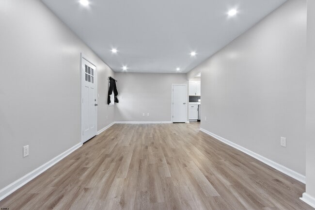 Building Photo - 203 E Plaza Pl