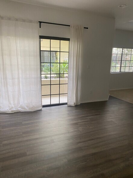 Building Photo - 930 S Venice Blvd