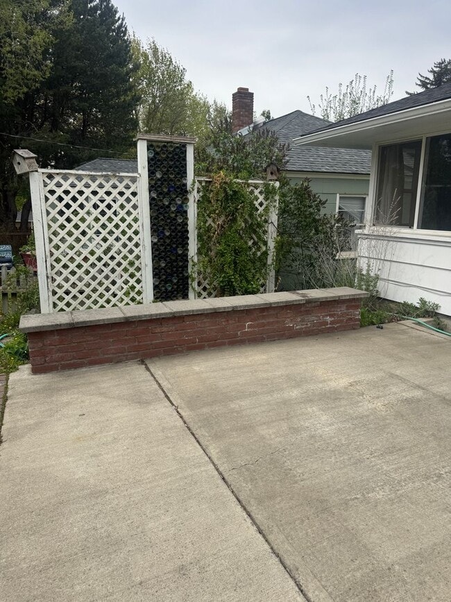 Building Photo - Spacious Home with Great Location