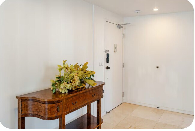 Entrance - 2500 Kalakaua Ave