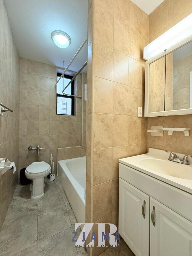 Building Photo - 170 Parkside Ave