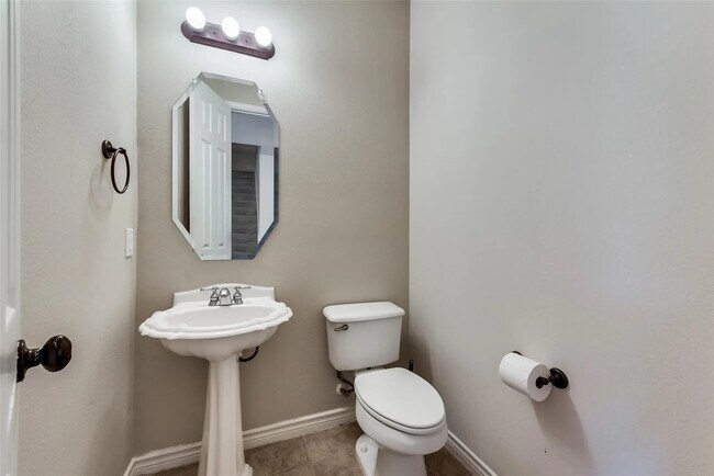 Building Photo - 11104 Seguin Dr