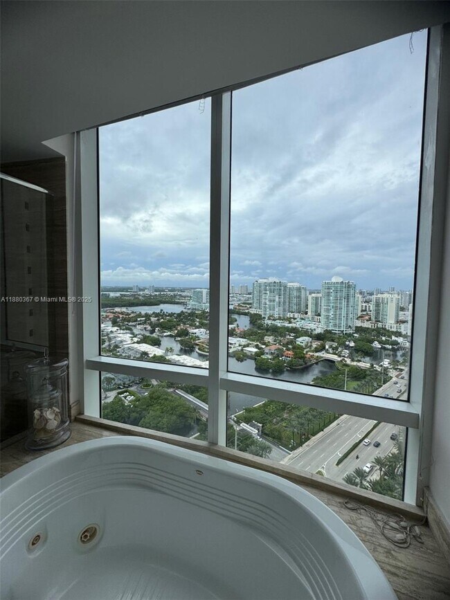 Building Photo - 16001 Collins Ave