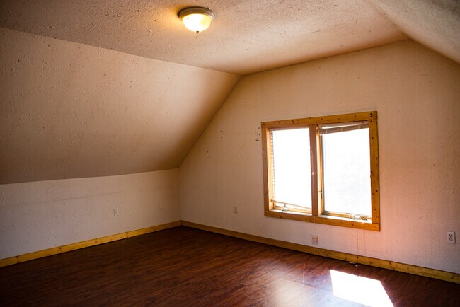 Building Photo - 1303 E Hennepin Ave