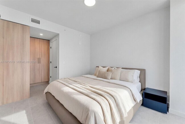 Building Photo - 121 NE 5th St