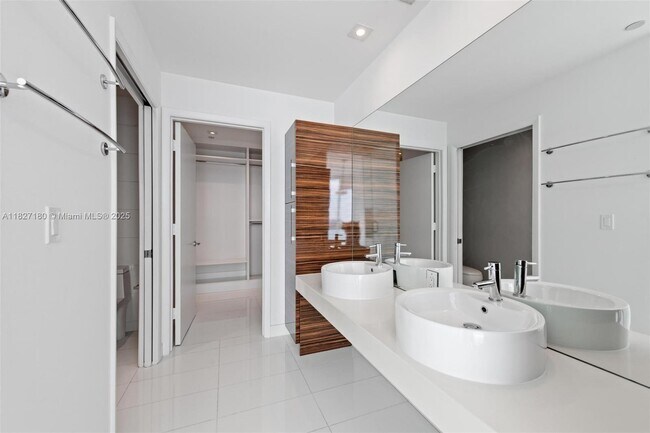 Building Photo - 2020 N Bayshore Dr
