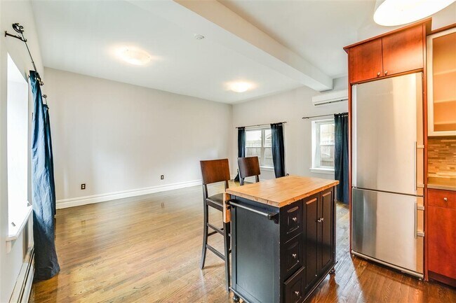 Building Photo - 156 7th St