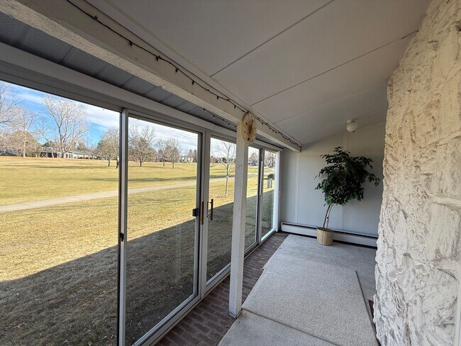 Building Photo - Spacious home right on the goldfcourse