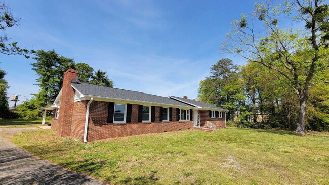 Building Photo - Spacious 3 Bedroom Home in District 6 – Re...