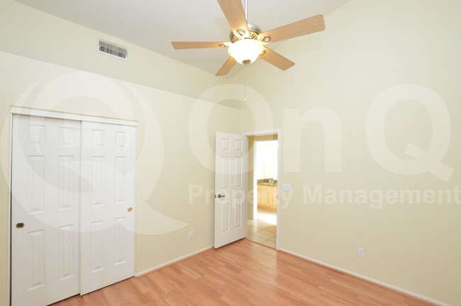 Building Photo - 727 S Peppertree Dr