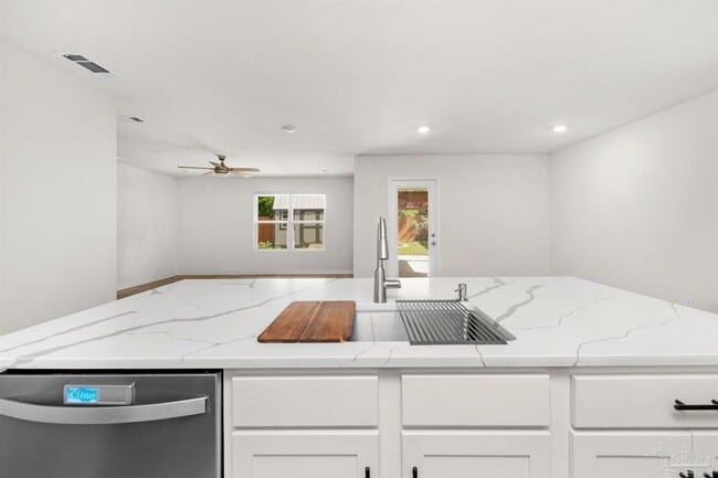 Building Photo - 5277 Peach Dr