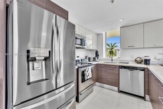 Building Photo - 9901 E Bay Harbor Dr