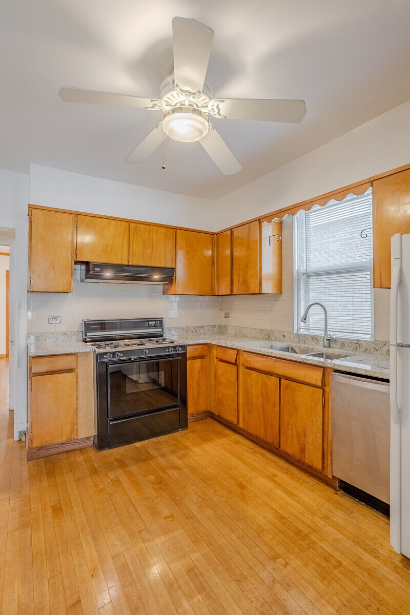 Kitchen - 5250 N Lieb Ave
