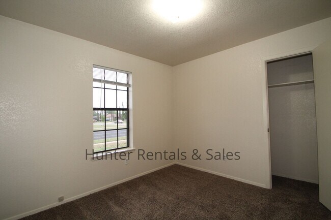 Building Photo - 4604 Fieldcrest Dr
