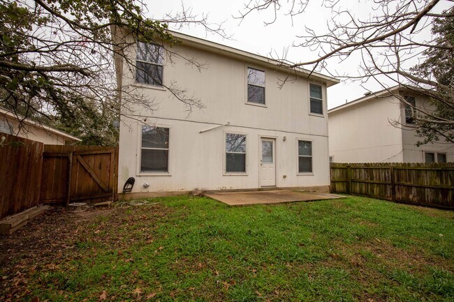 Building Photo - Charming 3BR/2.5BA Home with Spacious Back...