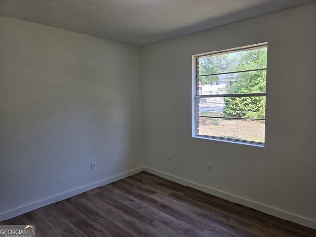 Building Photo - 309 E 3rd St