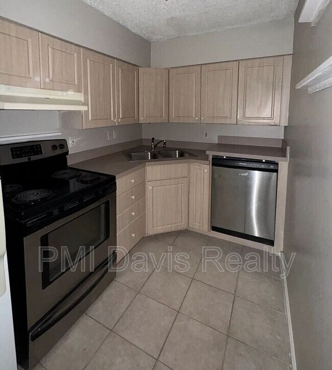 Building Photo - 1845 Lindberg Dr