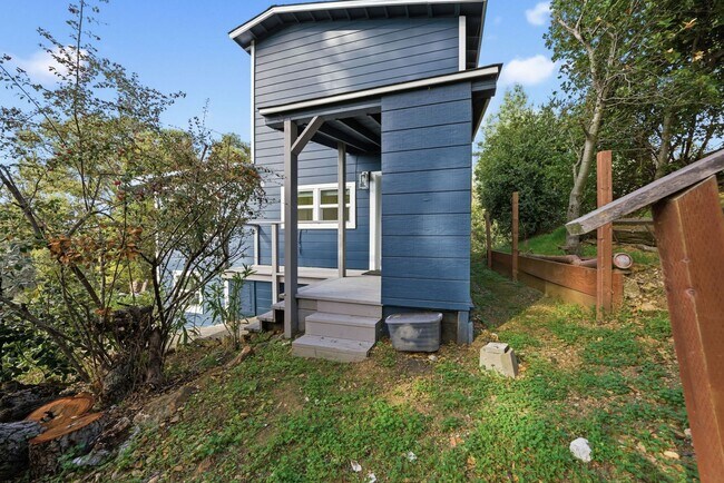 Building Photo - 3 Bed/2.5 Bath Multilevel Home with Amazin...