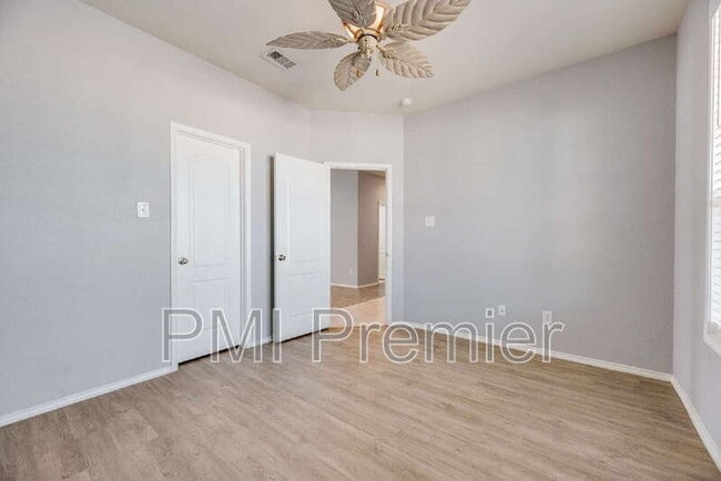 Building Photo - 9004 Blackstone Dr