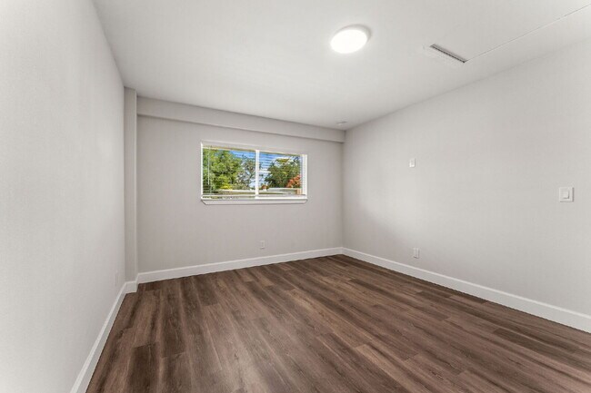 Building Photo - Charming 4-Bed with 2 Full Baths and Large...