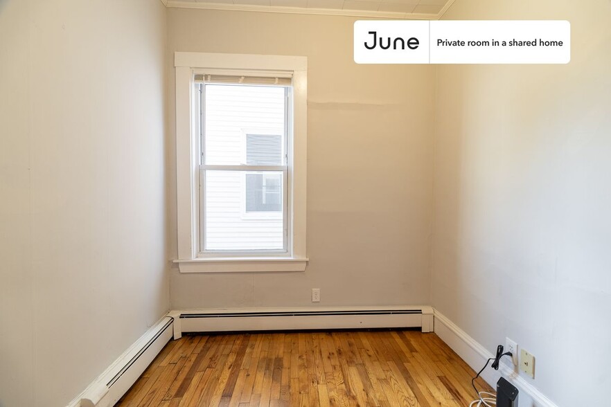 Building Photo - Private bedroom in 3 bed/1 bath Home