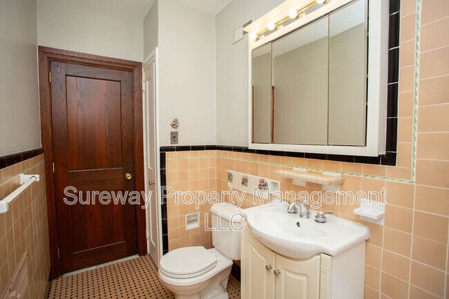 Building Photo - 319 N Newton Lake Dr