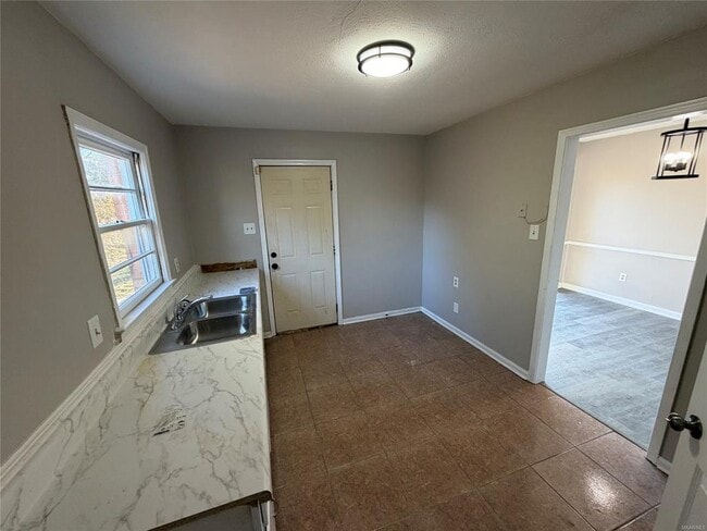 Building Photo - 350 Southlawn Dr