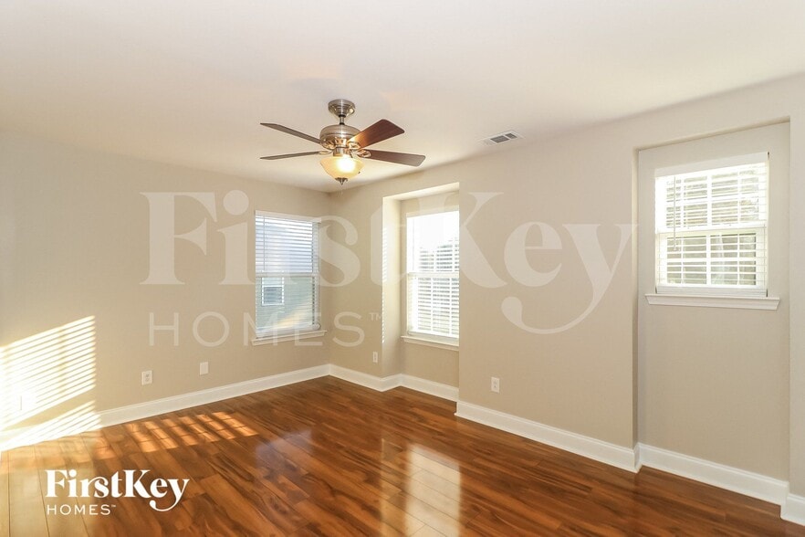 Building Photo - 422 Howell Crossing