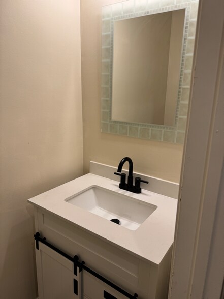 Building Photo - 524 Hollomon Dr