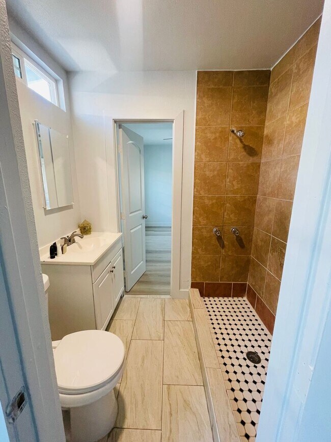 Building Photo - 3-bedroom, 2-bath home move-in ready