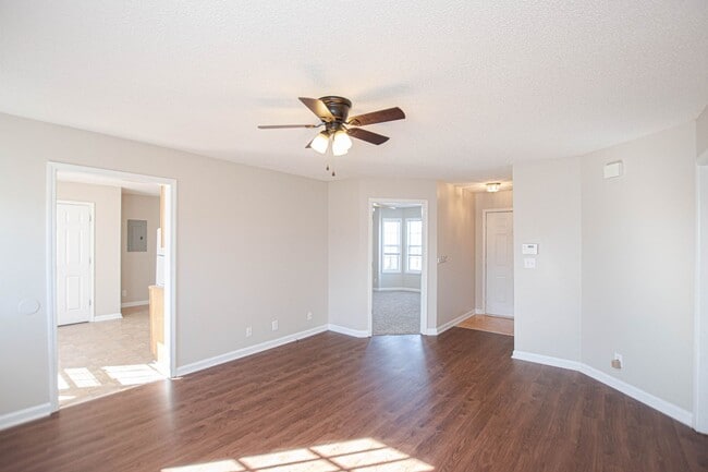 Building Photo - Pet Friendly Three Bedroom!