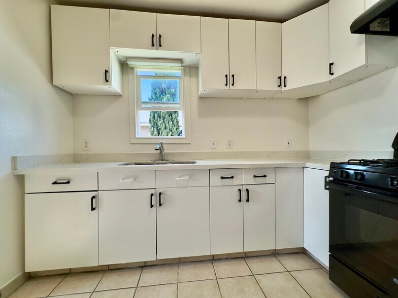 Building Photo - 711 32nd St