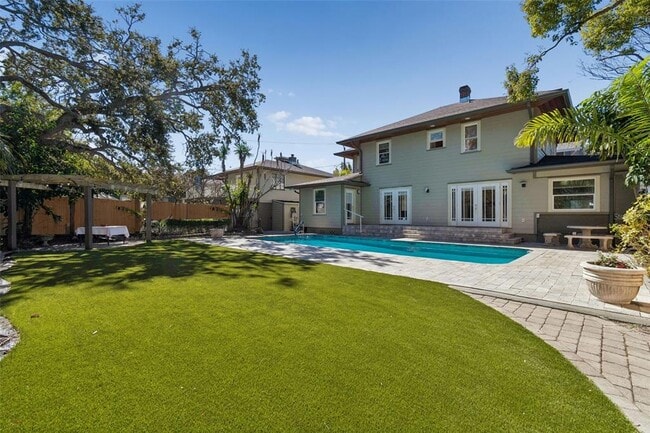 Building Photo - 344 21st Ave NE