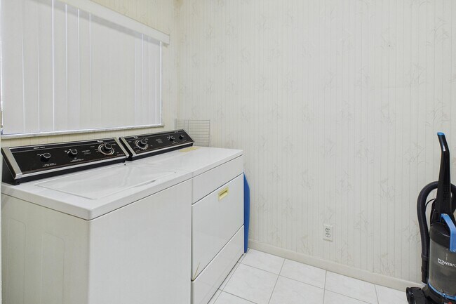 Building Photo - 15451 Pembridge Dr