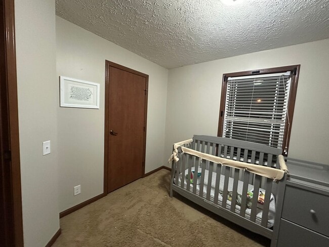 Building Photo - 3 Bedroom, 2.5 Bathroom Townhome