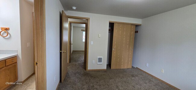 Building Photo - 2261 E Crestview Dr