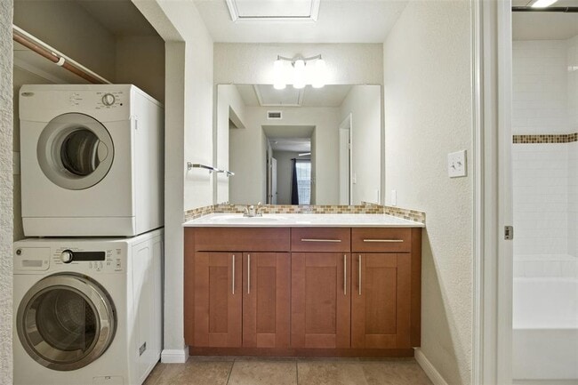 Building Photo - 7685 Northcross Dr