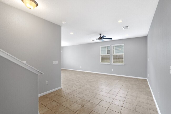 Building Photo - 467 Twisted Oaks Ln