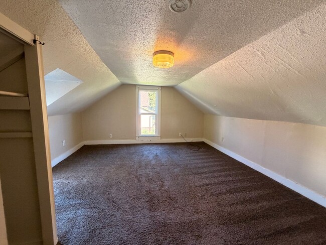 Building Photo - 3 Bedroom House $895