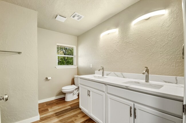 Building Photo - 243 Orchard St