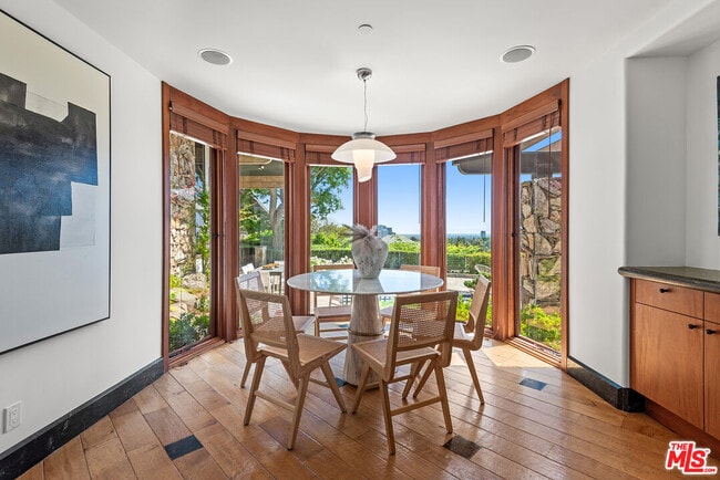 Building Photo - 1160 Shadow Hill Way