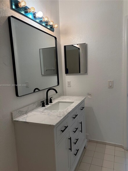 Building Photo - 8835 S Isles Cir