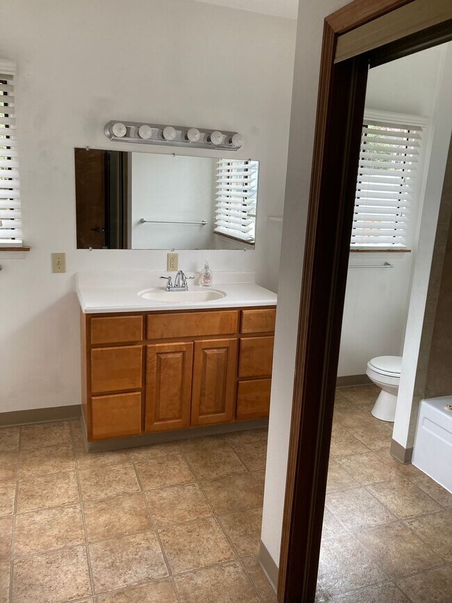 Building Photo - 2412 SE Belmont St