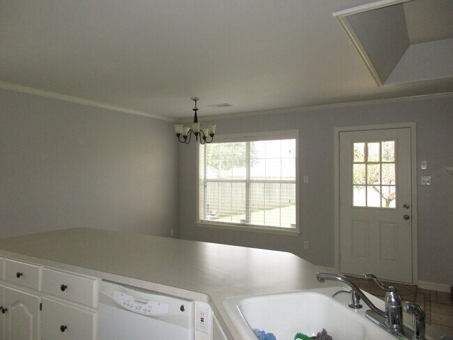 Building Photo - 32 Reno Dr