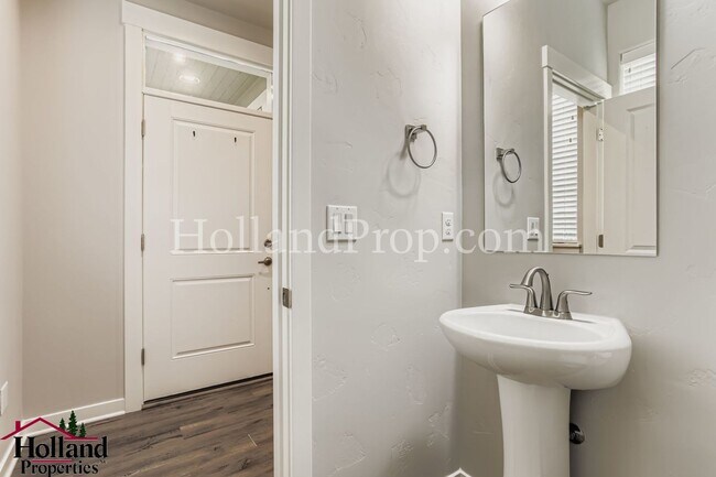 Building Photo - Beautiful Townhome with an Attached Garage in South East Hillsboro!