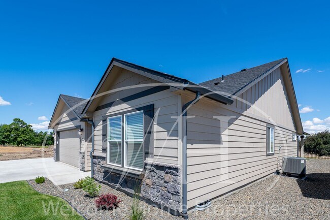 Building Photo - Brand NEW Home Overlooking the Golf Course