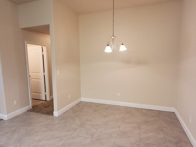 Building Photo - 710 E 94th St